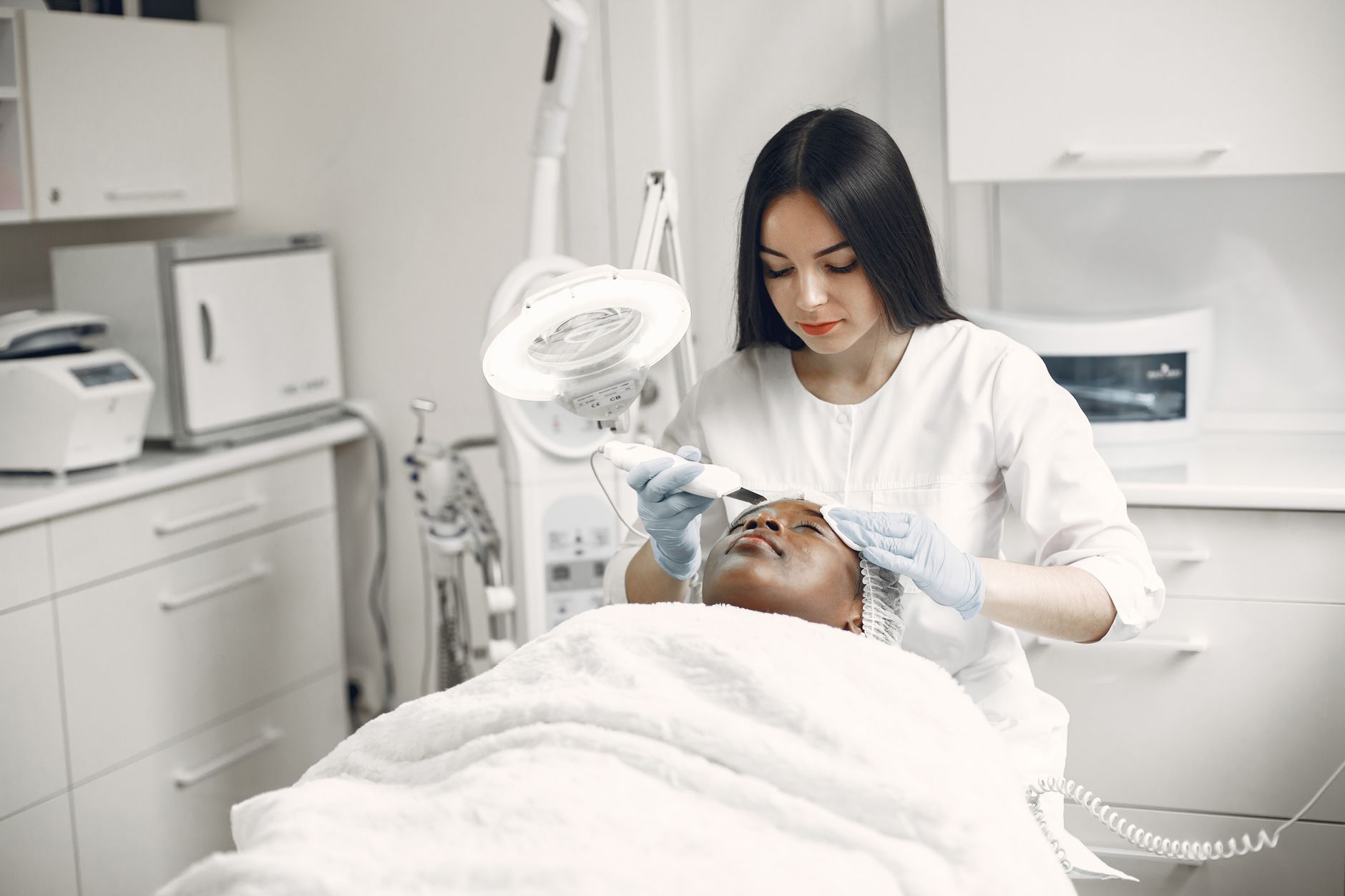 Ansigtsbehandling i moderne klinik